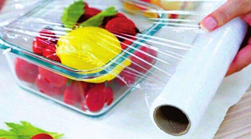 食品塑料保鮮膜透氣性能不達(dá)標(biāo)，內(nèi)部密封的食物仍然會(huì)發(fā)霉變質(zhì)